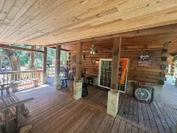 Charming 3 Bedroom, 2 Bath Custom Built Log Cabin in Ocala National Forest.