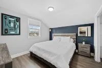 Denver Home: Hot tub, Theater, Gym 6 bedrooms 3 baths, king bed