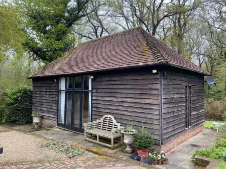 Beautiful one Bed Barn in national park 1 hr from London with small pool