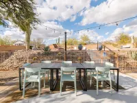 Mtn views, pool, hot tub, fire pit / 2 King suites / game room / modern & luxe Hotels in Tanque Verde