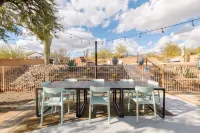 Mtn views, pool, hot tub, fire pit / 2 King suites / game room / modern & luxe Hotels in Tanque Verde