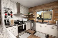 Inspirational Ranch-SUPERBLY CLEAN with HOT TUB!!! Lower Unit w/2 walkout patios