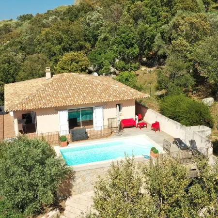 Comfortable villa with private pool 5 minutes from the beach