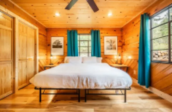 Hot Tub, King Beds, Bunkroom, Deck & Dog Friendly -Modern Mountain Getaway Cabin