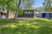 Lakeside Bliss: Spectacular Lake Views and Access!