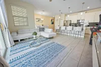 PRIVATE POOL/FREE RESORT ACCESS/CLOSE TO DISNEY/CLOSE TO RESTURANTS/MODERN STYLE