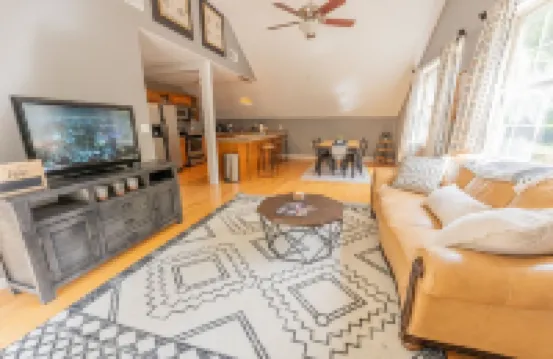 Large 2 Bedroom Home With Full Kitchen, 2 Minutes From Lake and Amenities