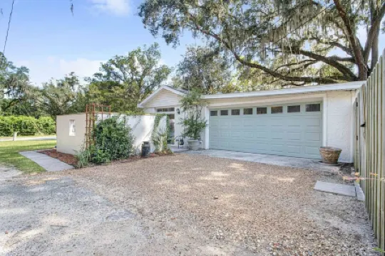 Pool, bbq & large backyard in charming downtown. Pet Friendly!