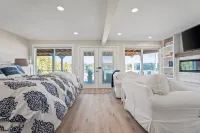 Grapeview- Luxury Waterfront Home w/ Hot Tub