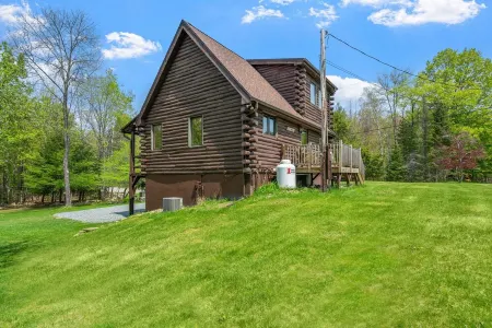 Beautiful Sacandaga Lake Cabin in Adirondacks w/ private lake access