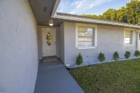 The perfect retreat: sea la vie, family-friendly home w/ pool also near cities Hotel a Brandon