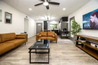 Central Woodlands. Outdoor deck, dining, & grill! Newly Remodeled.
