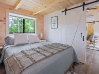 The Mighty Acorn, Bungalow is a delightful cozy tiny home in the woods. メニフィーのホテル