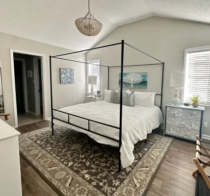 Holy Cow! Sleeps 10-Central Location-4 Bedrooms-2-Smart TVs-Grill & Pet Friendly