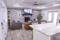 Modern pet-friendly home 5 minutes from Okaloosa Island and beach.