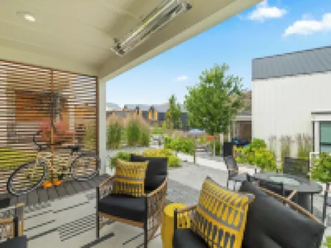Outdoor Heater & Covered Patio, Paddle Boards, Fire Table, Bikes, Outdoor Games Hotels in Chelan