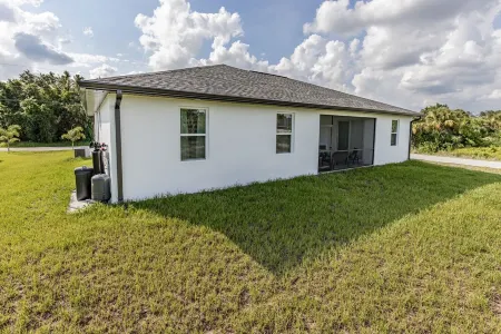 Brand New Home near Warm Mineral Springs Отели в г. Норт-Порт