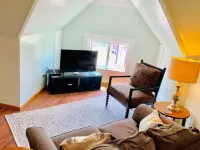 Cozy 3rd Floor Apartment Near Downtown [5-6]