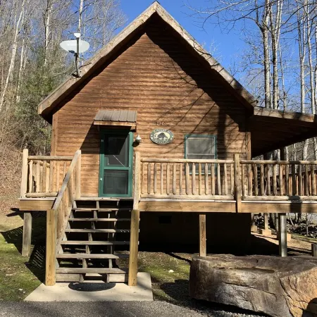 Cozy Creekside Cabin just a few steps from Lands Creek!