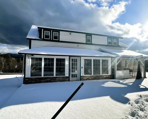 Mountain View Loj overlooking the majestic Adirondack Mountains & Ausable River Hotel di Jay