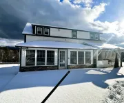 Mountain View Loj overlooking the majestic Adirondack Mountains & Ausable River - Wi-Fi