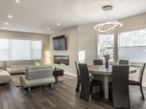 Renovated 3 Bedroom Home with Family Theater Room and Sauna Hotels in Middleboro