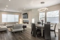 Renovated 3 Bedroom Home with Family Theater Room and Sauna Hotels in Middleboro