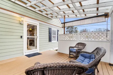 Cozy home with hot tub minutes to downtown Nashua and Shops