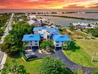 Water Front Condo in Duck Key. Free Wifi! Overlooking the Gulf of Mexico. Hotels in Duck Key