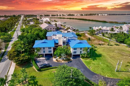 Water Front Condo in Duck Key. Free Wifi! Overlooking the Gulf of Mexico.