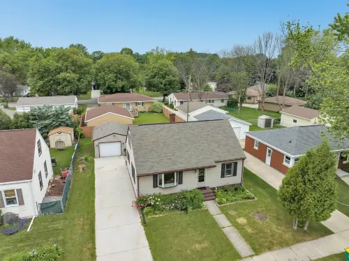 Cozy Home Steps from Lambeau Field: Charming Retreat in the Heart of Green Bay