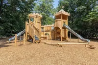 Hilltop Cove- Charming 2 bed/2 bath in Beachwalk Resort with Golf Cart!