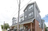 Stylish Pristine New Townhouse with porch and rooftop deck- 5 min from downtown!