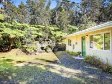 Ama'u Lani Cottage minutes from Volcano Village & Hawaii Volcanoes National Park Hotels in Volcano