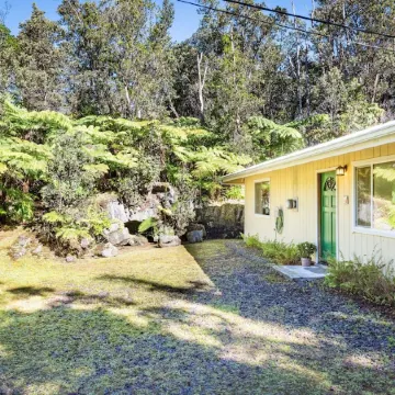 Ama'u Lani Cottage minutes from Volcano Village & Hawaii Volcanoes National Park Отели в г. Волкейно