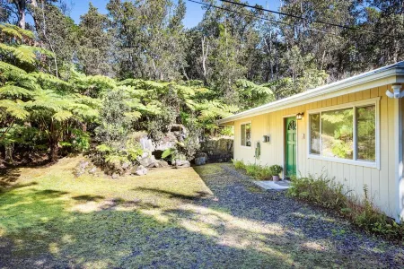 Ama'u Lani Cottage minutes from Volcano Village & Hawaii Volcanoes National Park