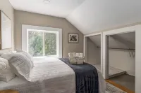 The Loft on 13th~Modern & Cozy!