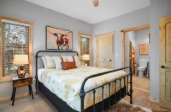 Grin & Bear It Lodge – A Luxury, Dog-Friendly Mountain Escape w Fenced Yard