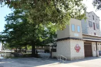 New Braunfels Bungalow Central to Attractions/ Downtown