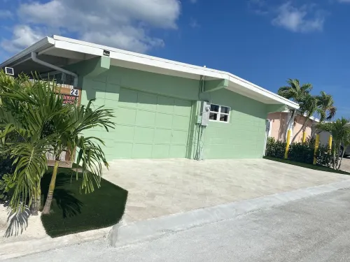 Tropical Paradise 🏝! POOL, Hot Tub, Dock, FREE Ice, Kayaks, Paddles, Bikes! - 3-Star