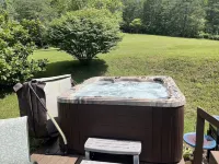 Sweet Nell’s Cozy Cottage with hot tub in the heart of Hocking Hills.