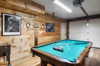 Smoky Mountain Christmas! King Beds -Hot Tub -Fire Pit -Pool Table -Wood Stove!