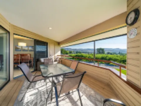Wapato Point Halmalka Condo 510-A, 3 bed 2 bath, Sleeps 8,  Next to Outdoor Pool Hotels in Manson