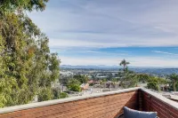 Stunning Del Mar Home w/ Deck - 1 Mile to Beach