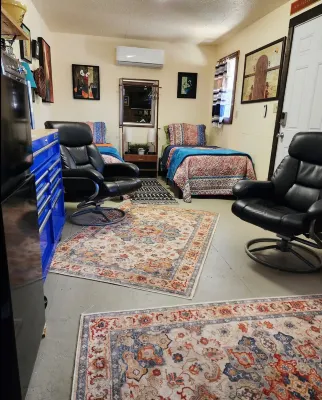 The Artists Cottage ~ Fun desert getaway