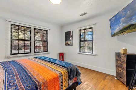 Dapper Duo - 2 Adjacent Homes w/Fully Fenced Yards, AC, WD, Fast WiFi, Smart TVs Отели рядом с достопримечательностью «Обсерватория Лоуэлла»