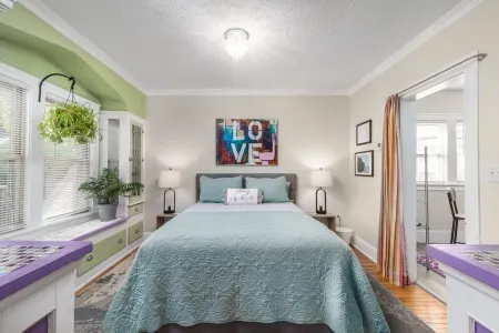 Tremont - Bright 2BR apt-Pet Friendly, Conv. to Stadiums, Clinic, Museums & More