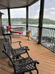 Upscale, cozy 3-bedroom lakeside condo by Old Kinderhook & Lake Valley Golf