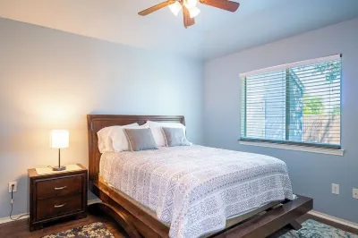 Downtown Home with scenic patio Hotels in West San Antonio