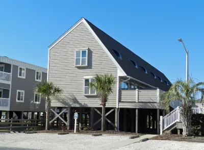 1 BR CONDO ACROSS ST FROM BEACH. 7 NIGHT MINIMUM JUNE 1 TO AUGUST 31